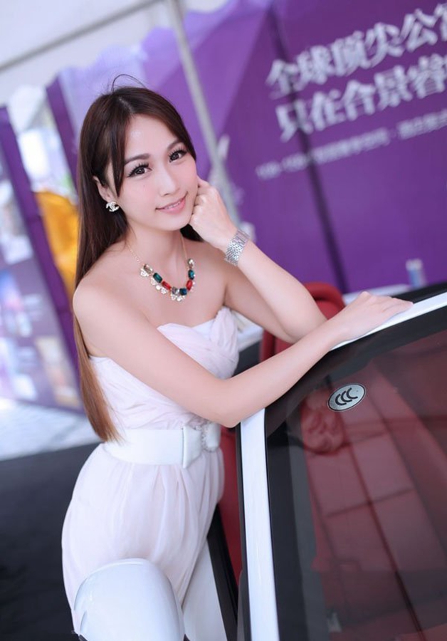 白皙美丽车模笑容甜美迷人  第9张