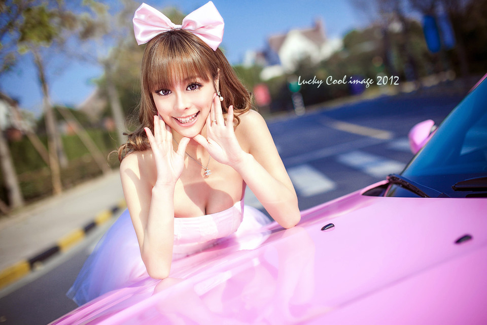 粉红女郎龚叶轩车写真  第3张