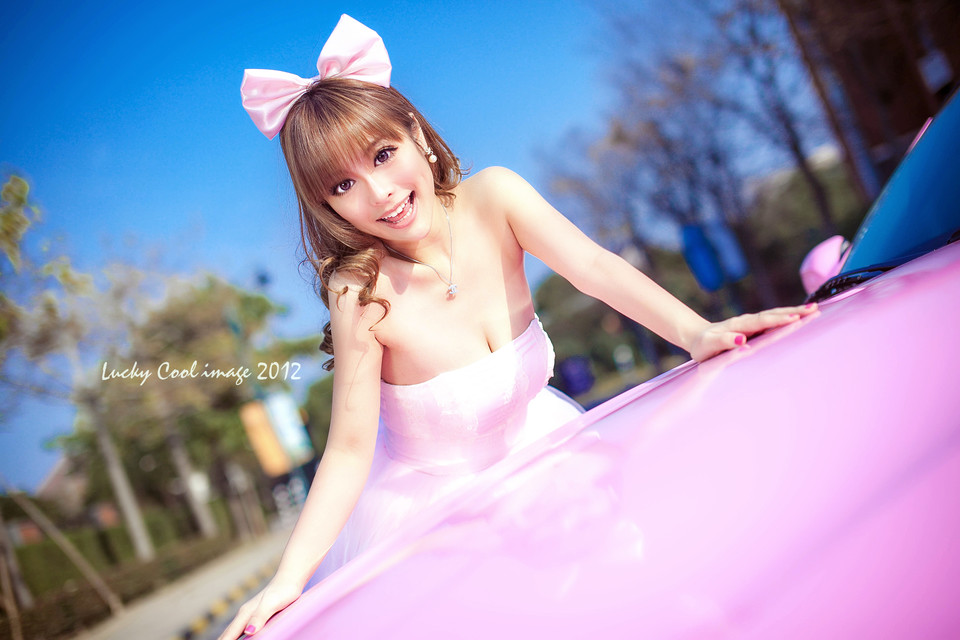 粉红女郎龚叶轩车写真  第4张