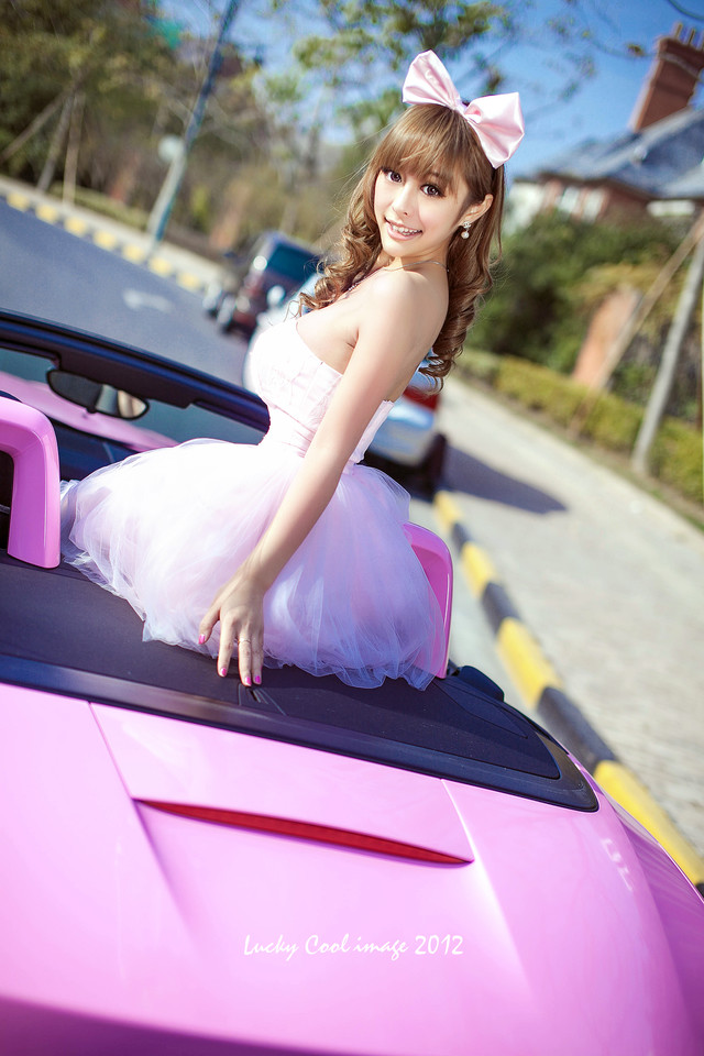 粉红女郎龚叶轩车写真  第5张
