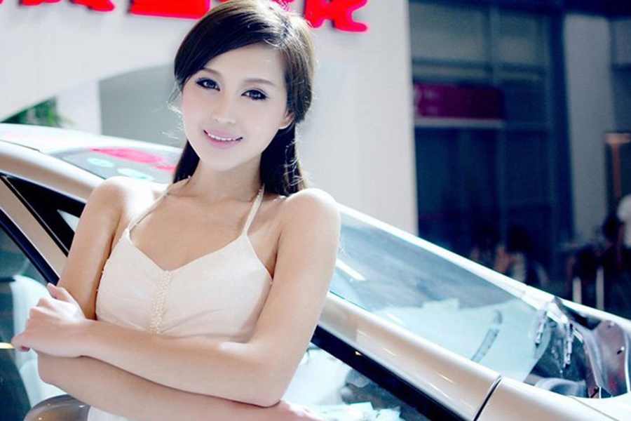 白嫩气质车模索蕾娜展台  第5张