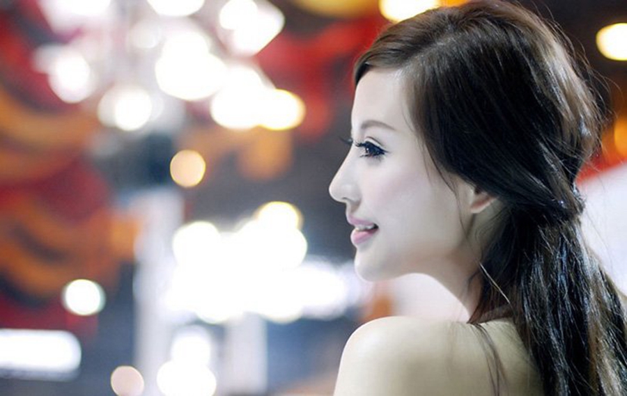 白嫩气质车模索蕾娜展台  第7张