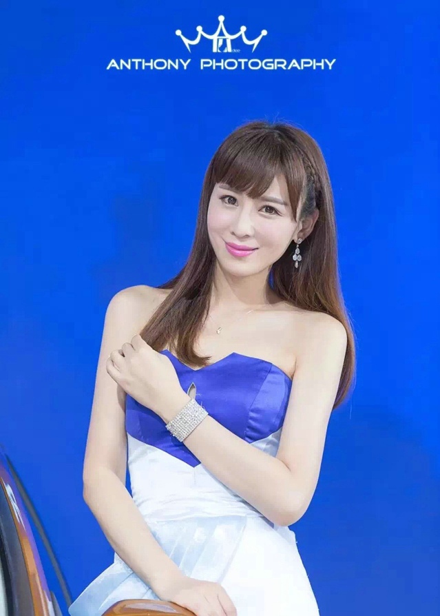 2015成都车展大长腿车模  第3张