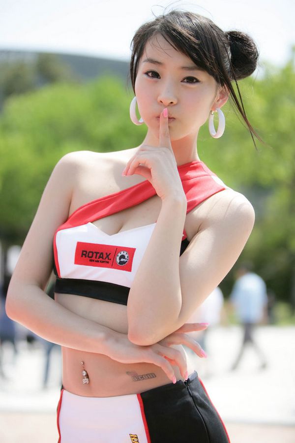 韩国可爱美女车模徐有珍  第3张
