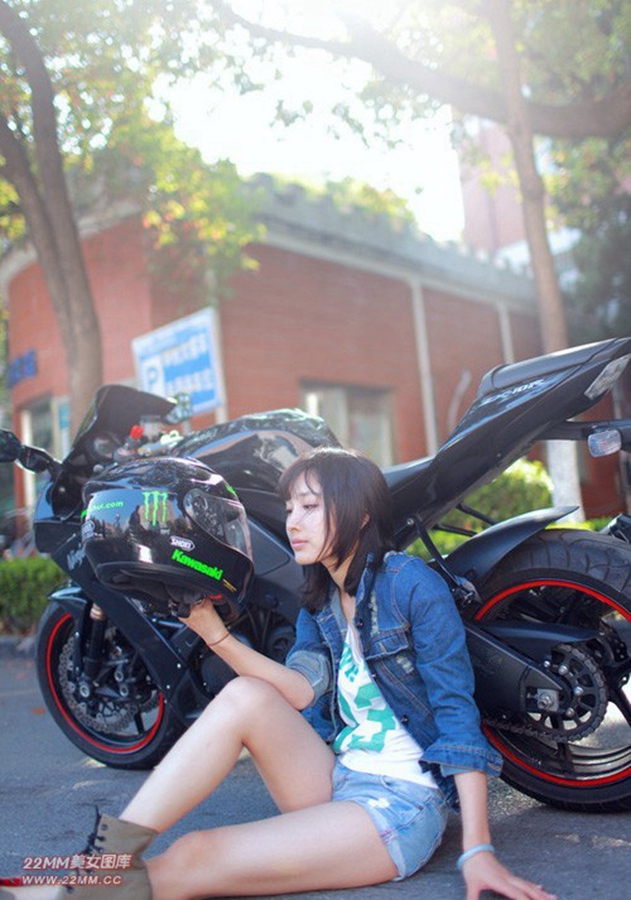清纯机车美女模特  第2张