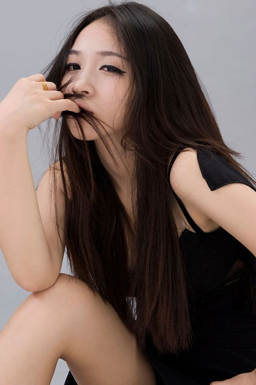 黑衣美女模特妖娆身材  第6张