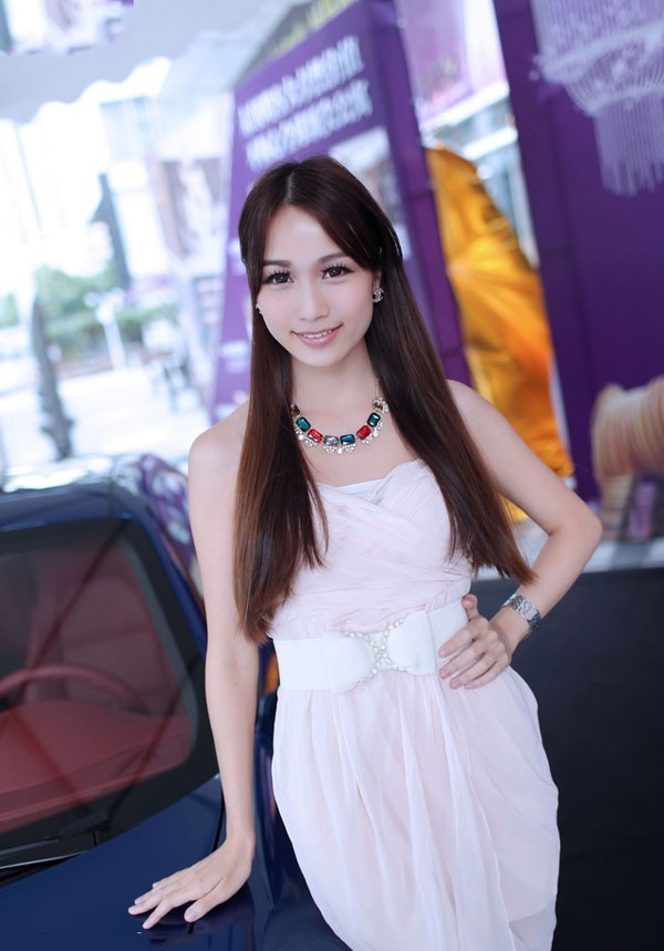 笑容甜美的车模美女高清图片  第1张