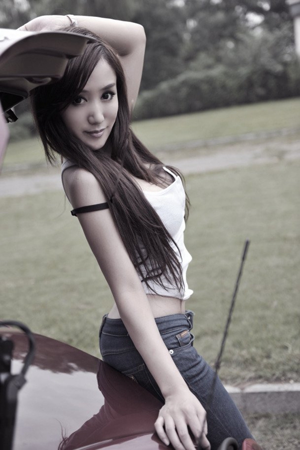 香车美女李洛冰户外写真
