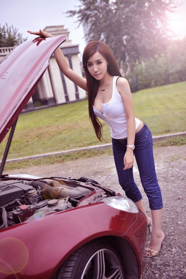 香车美女李洛冰户外写真  第2张