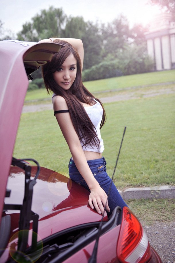 香车美女李洛冰户外写真  第5张