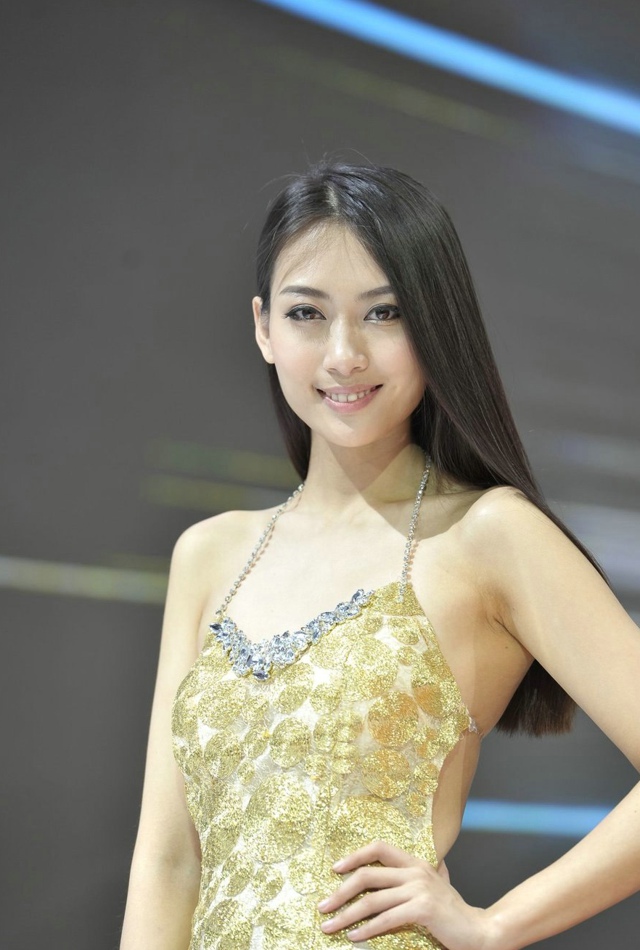 靓丽光鲜的车模美女高清图片  第2张
