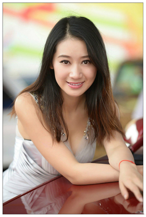 漂亮气质车模美丽至极