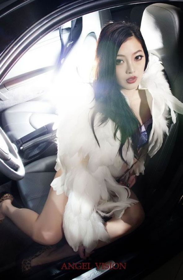 冬季美女车模诱惑  第4张