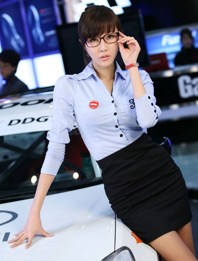 韩国性感美女车模  第5张