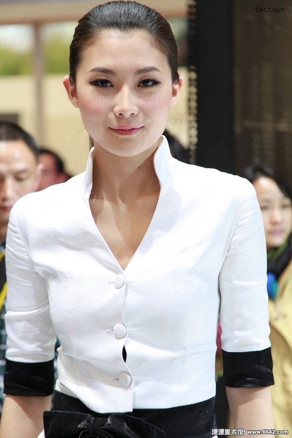 简约干练的美女模特  第6张