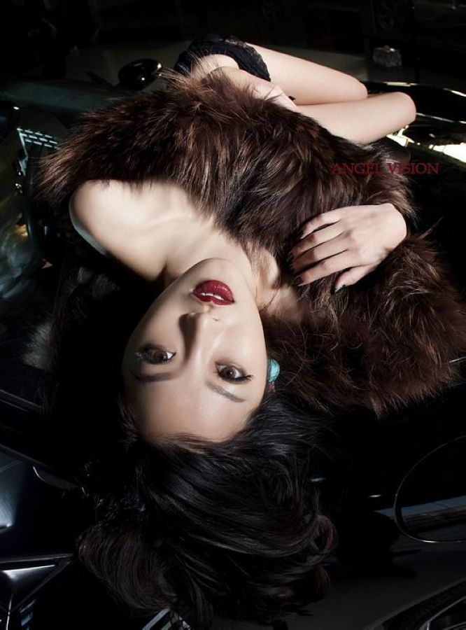 冬季美女车模诱惑